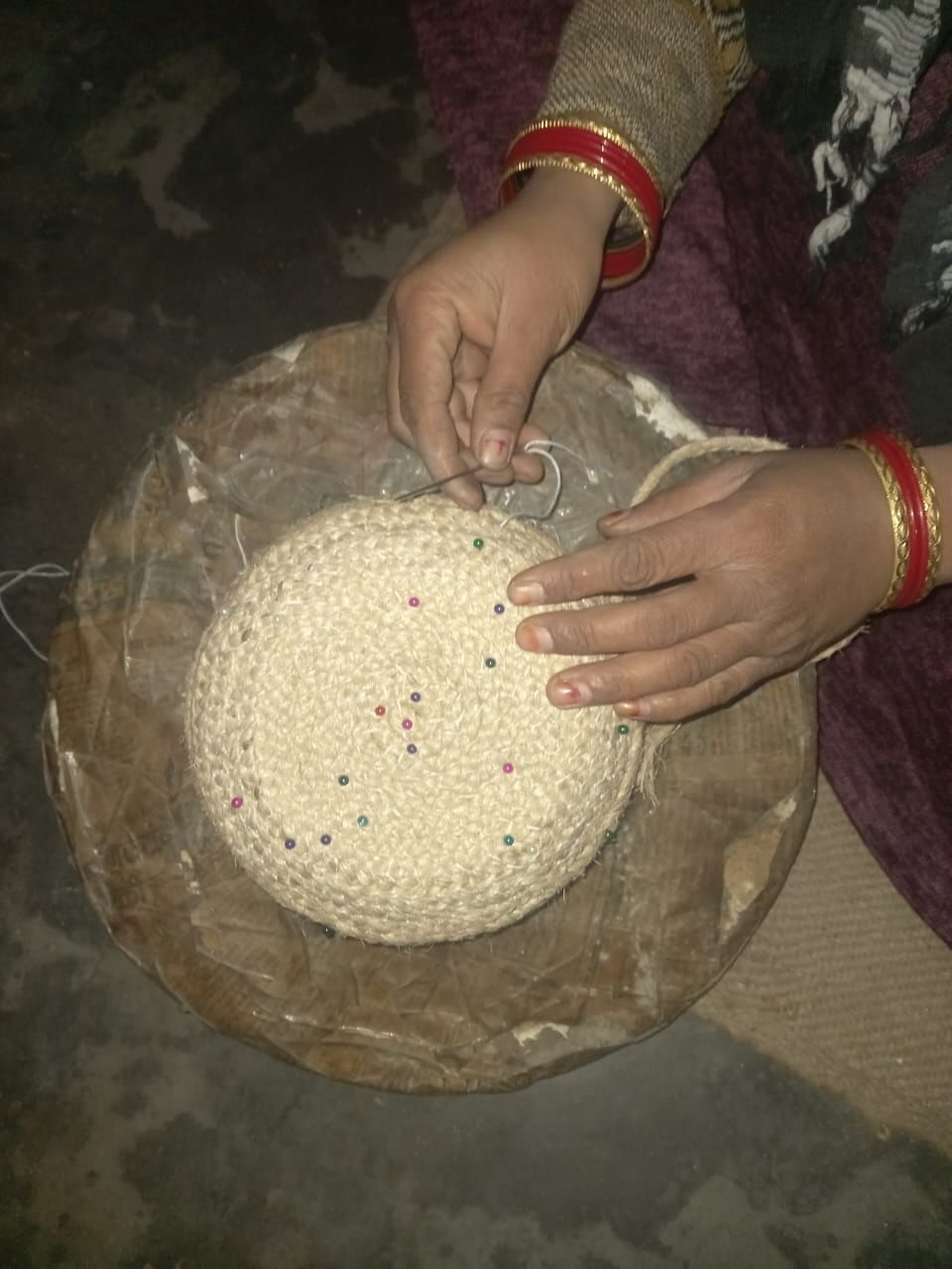 केले के रेशे से उत्पाद तैयार करतीं खुशबू प्रेरणा समूह की महिलाएं। स्रोत समूह