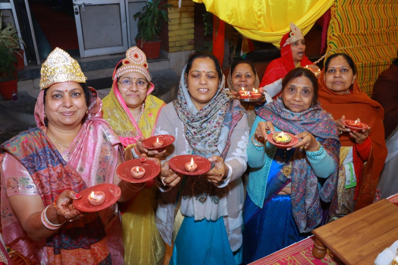 कल्पद्रुम समव शरण महामंडल विधान में भजनों पर झूमते बच्चे। संवाद