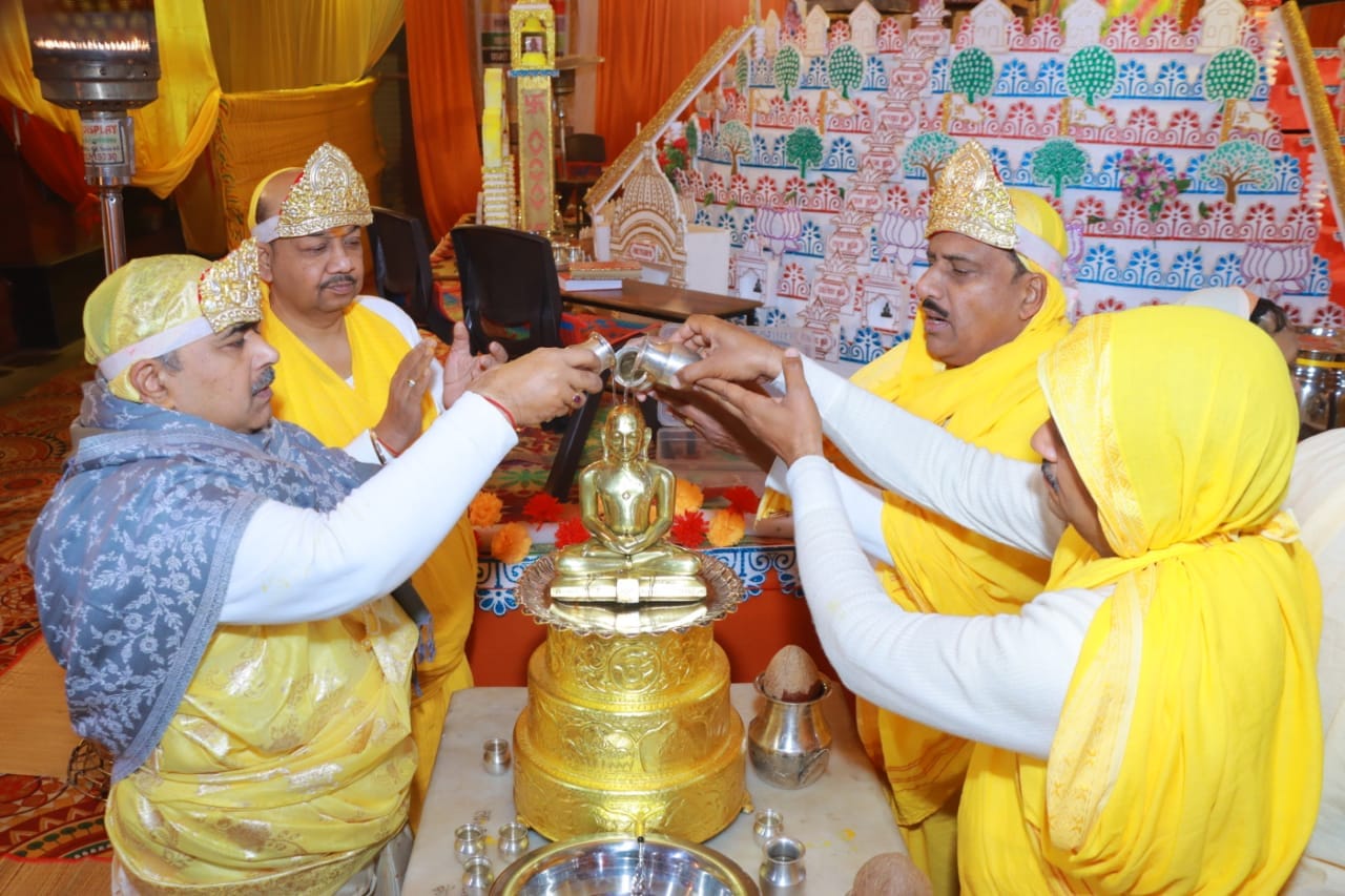 कल्पद्रुम समव शरण महामंडल विधान में भजनों पर झूमते बच्चे। संवाद