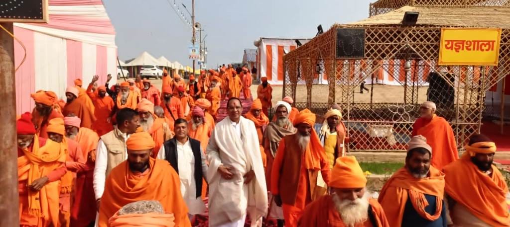 कुरुक्षेत्र। कुंभ शिविर में भोजन ग्रहण करते साधु-संत। 