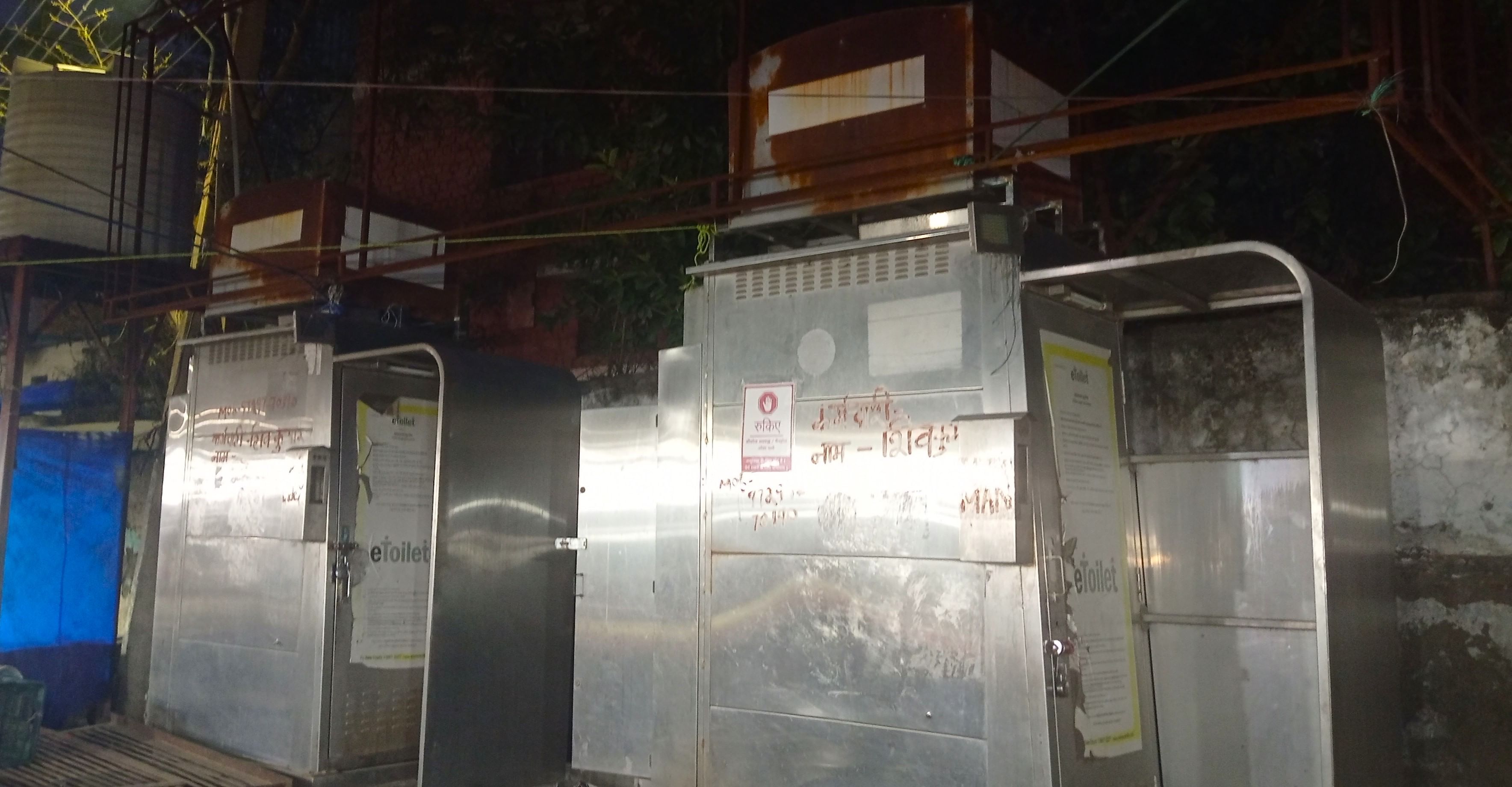 कुरुक्षेत्र। नगर परिषद कार्यालय परिसर में स्थित शौचालय से यूरिन पोट ही हो गए गायब। संवाद