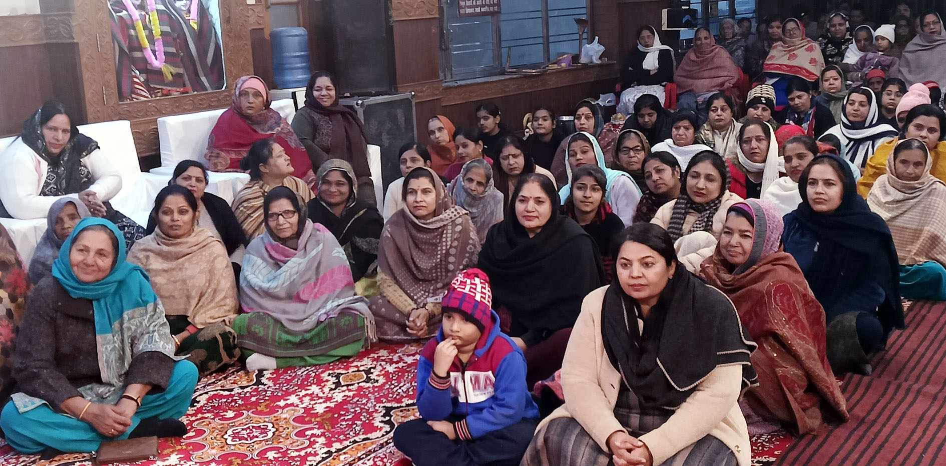 कृष्ण कथा सुनाते यमुनापुरी महाराज। 