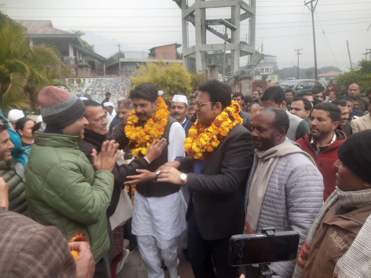 खोली में शांतनु का स्वागत करते कांग्रेस कार्यकर्ता। -संवाद