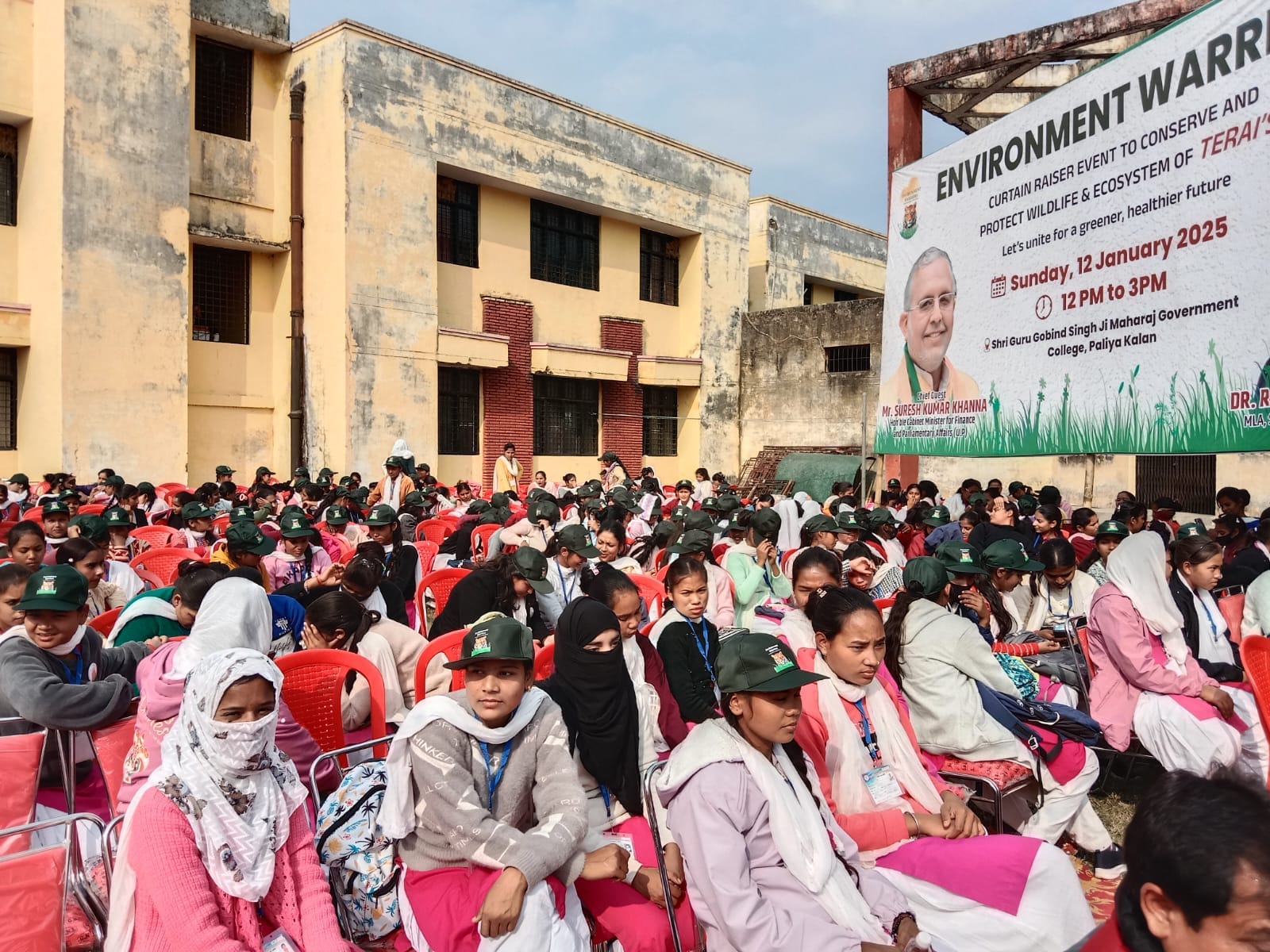पलिया डिग्री कालेज में छात्रा को टेबलेट देते अतिथि। संवाद पलिया डिग्री कालेज में छात्रा को टेबलेट देते अतिथि। संवाद