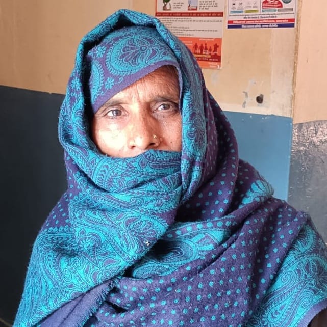 पर्चा दिखाता विनोद। पर्चा दिखाता विनोद।