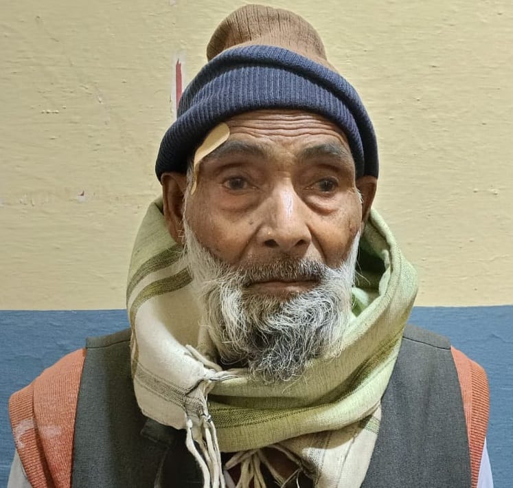 पर्चा दिखाता विनोद। पर्चा दिखाता विनोद।