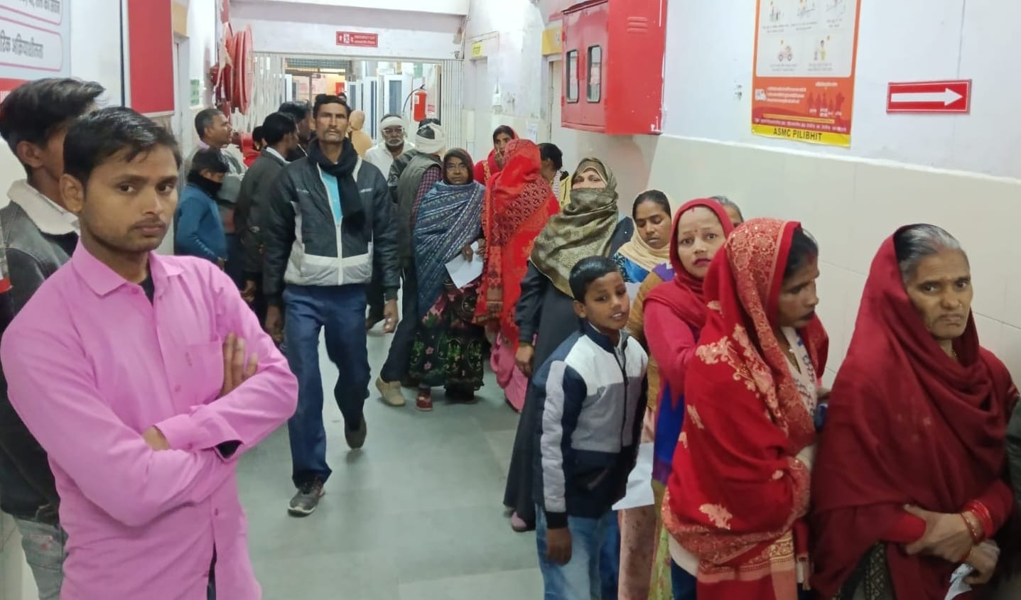 पर्चा दिखाता विनोद। पर्चा दिखाता विनोद।