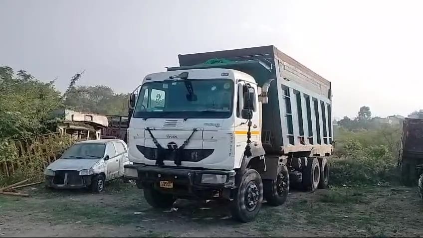 सड़क पर पतंग उड़ा रहे मासूम पर चढ़ा डंपर, कुछ सेकंड मे ही हो गई तड़प तड़पकर मौत