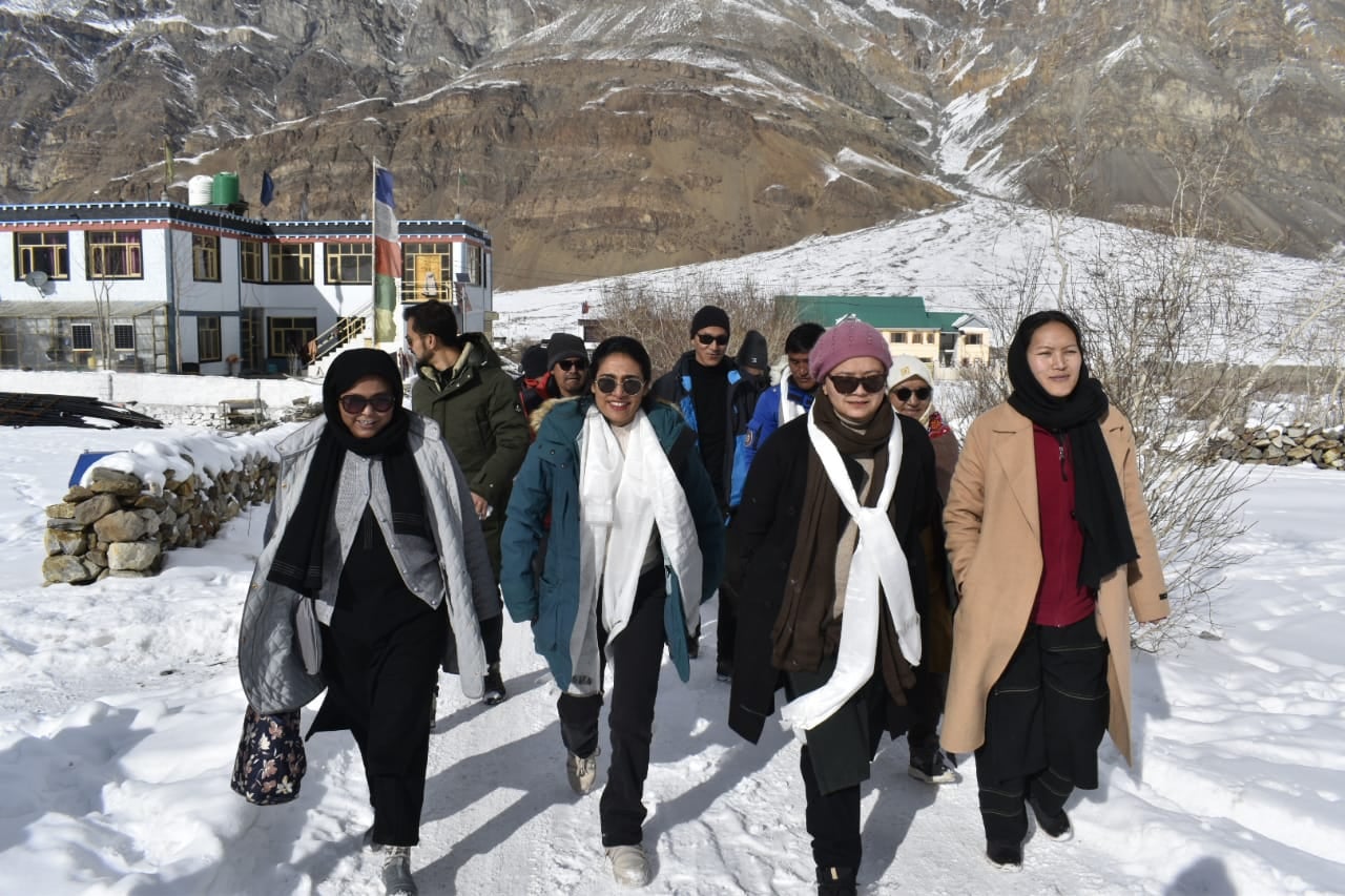 विधायक अनुराधा राणा लोसर स्कूल का निरीक्षण करती। संवाद विधायक अनुराधा राणा लोसर स्कूल का निरीक्षण करती। संवाद
