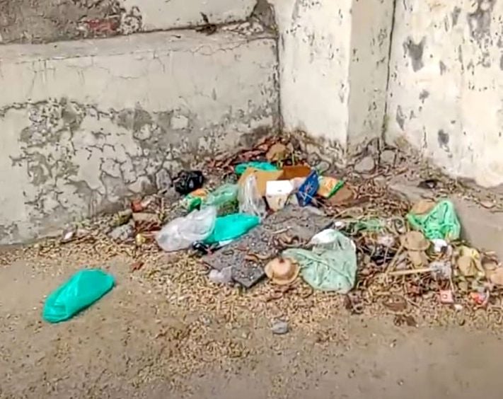 13जेएनडी26: नागक्षेत्र सरोवर के तट पर मांस नोचता हुआ कुत्ता। संवाद