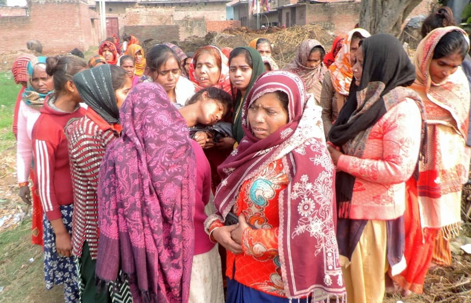 अलापुर के हयातनगर में विलाप करते मृतकों के परिजन। संवाद अलापुर के हयातनगर में विलाप करते मृतकों के परिजन। संवाद