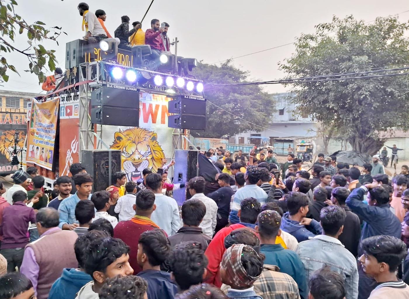 बिल्सी के कुटी मंदिर में रामलला की वर्षगांठ मनाते भक्त। संवाद बिल्सी के कुटी मंदिर में रामलला की वर्षगांठ मनाते भक्त। संवाद