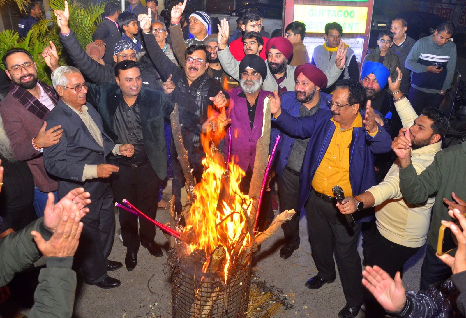 बरेली रोड स्थित मैरिज लॉन के बाहर लोहड़ी मनाते पंजाबी समाज के लोग। संवाद