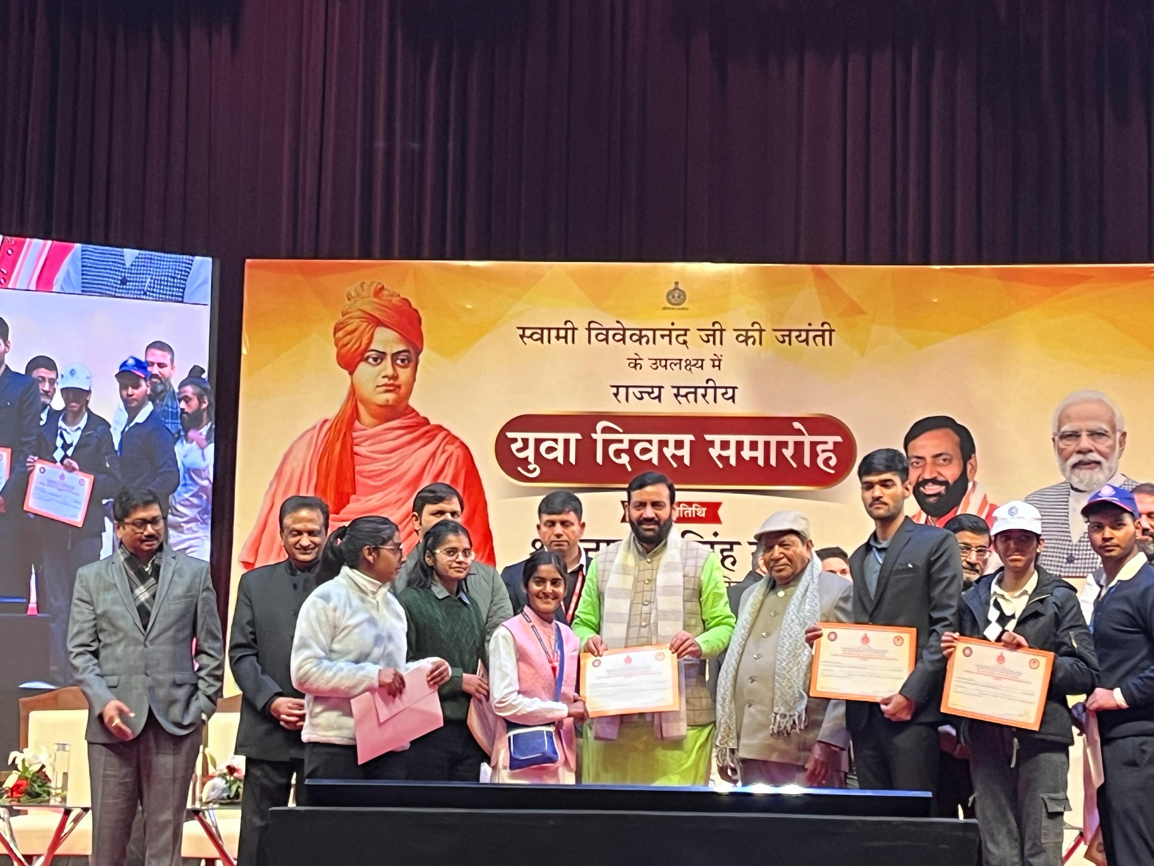 चौधरी देवीलाल विश्वविद्यालय के प्रबंधन विभाग के विद्यार्थी व एनएसएस स्वयंसेवक भरत सिंह राठौड़ क