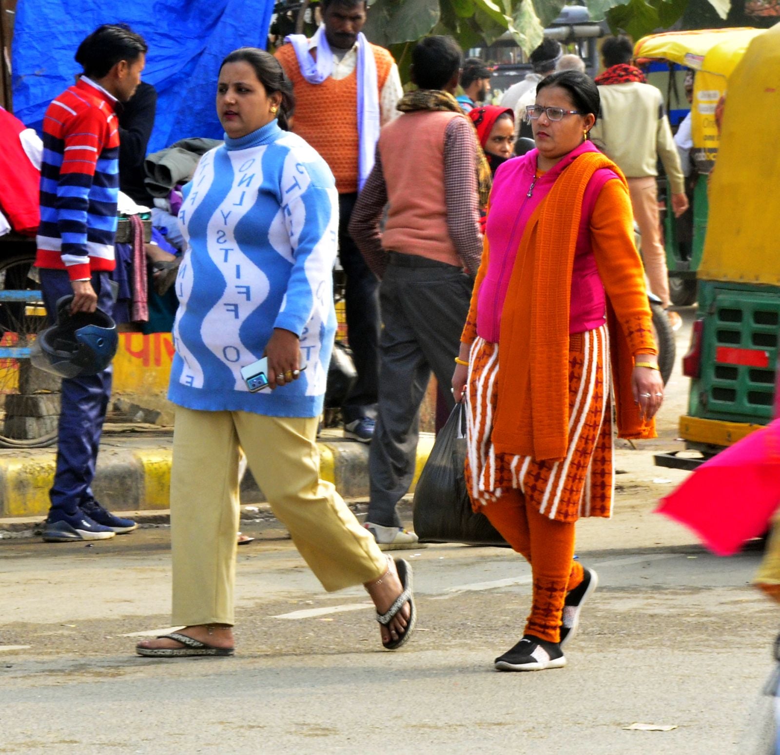 गर्म कपड़ों में कचहरी रोड से गुजरतीं युवतियां। संवाद गर्म कपड़ों में कचहरी रोड से गुजरतीं युवतियां। संवाद
