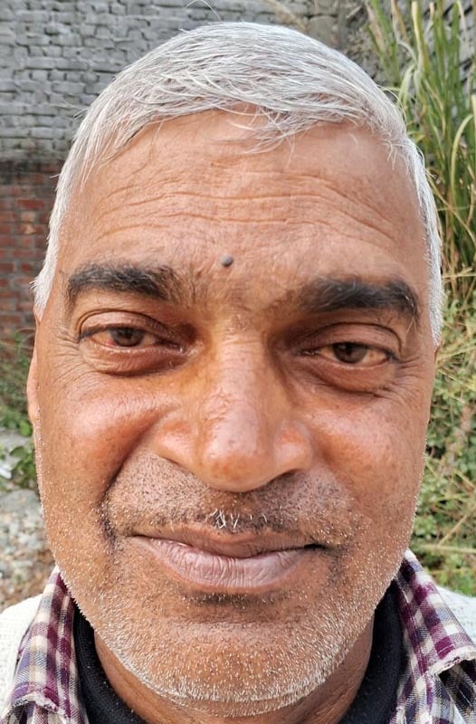 गर्म कपड़ों में कचहरी रोड से गुजरतीं युवतियां। संवाद गर्म कपड़ों में कचहरी रोड से गुजरतीं युवतियां। संवाद