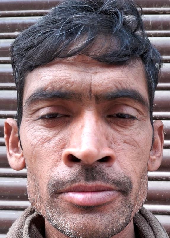 गर्म कपड़ों में कचहरी रोड से गुजरतीं युवतियां। संवाद गर्म कपड़ों में कचहरी रोड से गुजरतीं युवतियां। संवाद