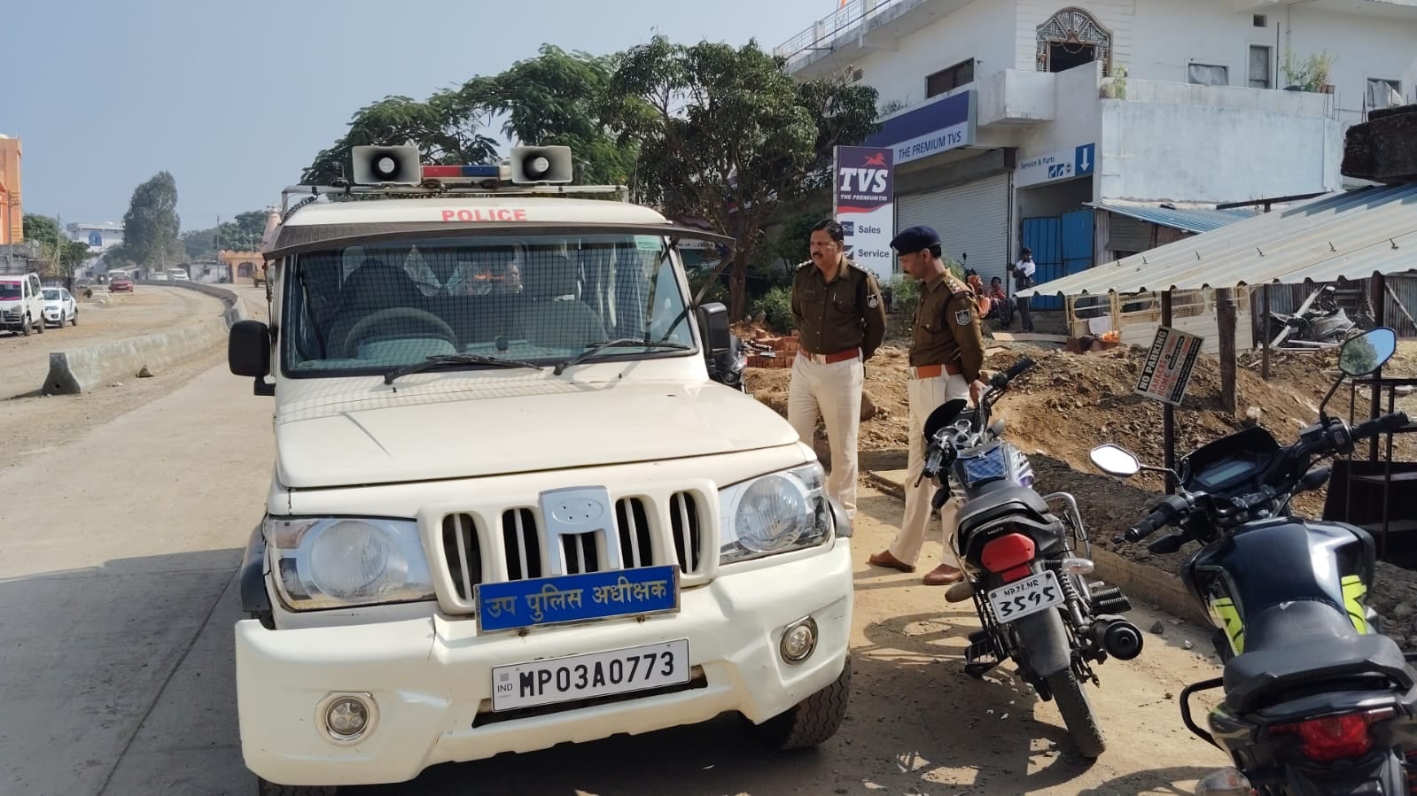जांच करती पुलिस