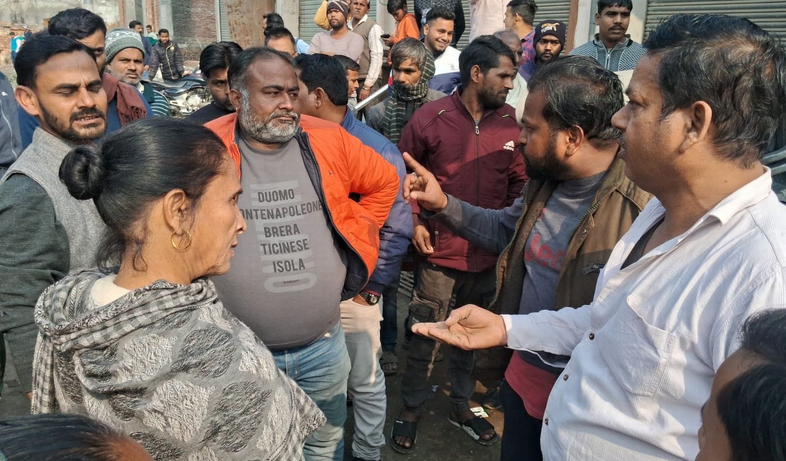 जोगीपुरा रोड पर दुकान का टिनशेड हटाती जेसीबी।संवाद जोगीपुरा रोड पर दुकान का टिनशेड हटाती जेसीबी।संवाद