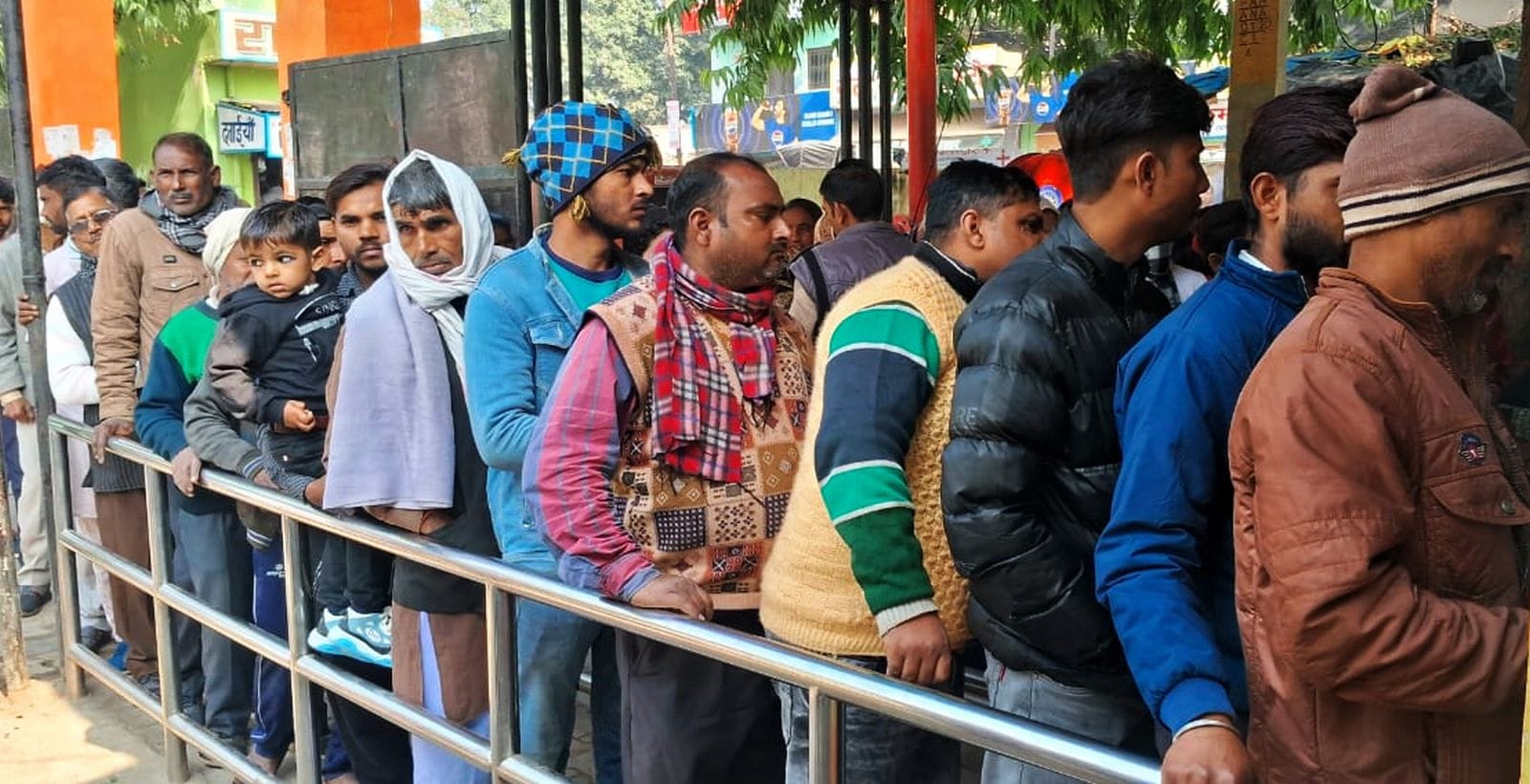 जिला अस्पताल की ओपीडी में दवा लेने को लगी मरीजों की लाइन। संवाद जिला अस्पताल की ओपीडी में दवा लेने को लगी मरीजों की लाइन। संवाद