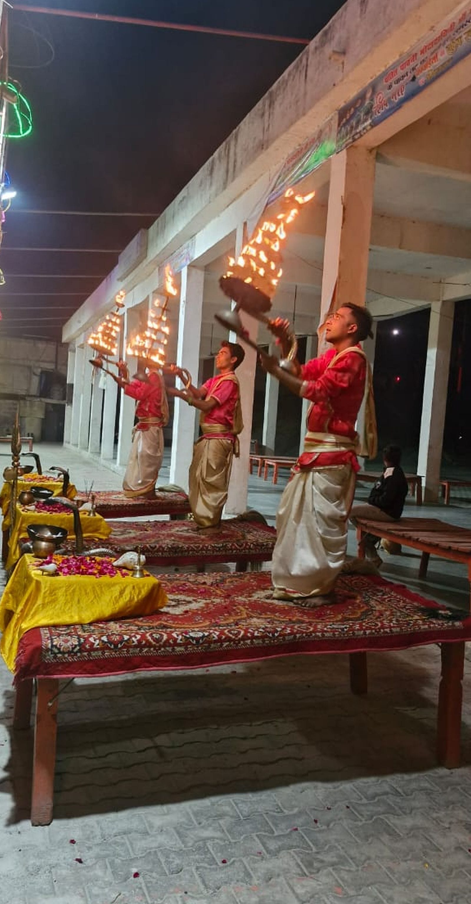 कछला घाट पर गंगा स्नान करते श्रद्धालु। संवाद