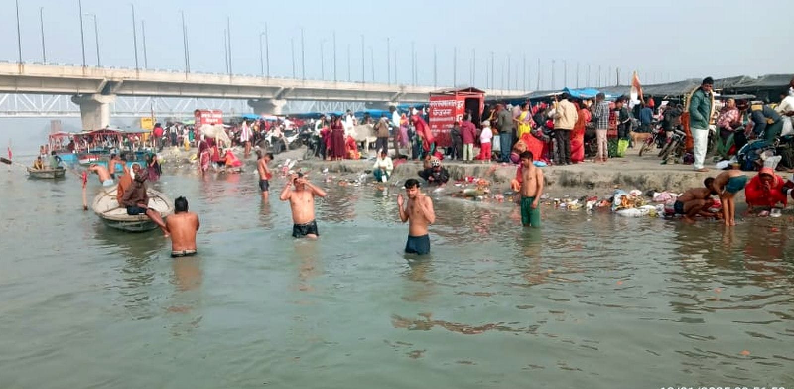 कछला घाट पर गंगा स्नान करते श्रद्धालु। संवाद