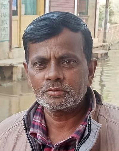 कलक्ट्रेट गेट पर शिकायत लेकर पहुंचे नगला शर्की के लोग। संवाद कलक्ट्रेट गेट पर शिकायत लेकर पहुंचे नगला शर्की के लोग। संवाद