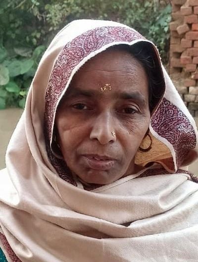 कलक्ट्रेट गेट पर शिकायत लेकर पहुंचे नगला शर्की के लोग। संवाद कलक्ट्रेट गेट पर शिकायत लेकर पहुंचे नगला शर्की के लोग। संवाद
