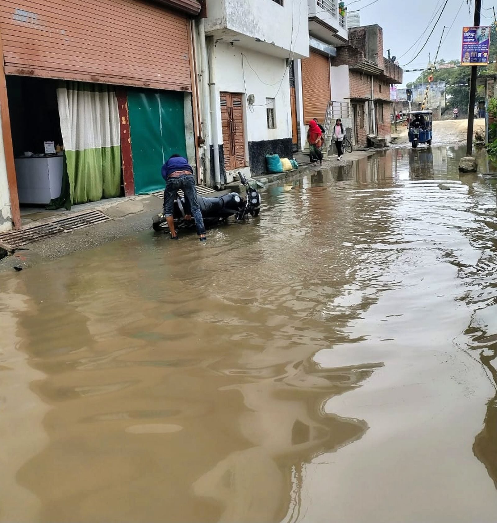 कलक्ट्रेट गेट पर शिकायत लेकर पहुंचे नगला शर्की के लोग। संवाद कलक्ट्रेट गेट पर शिकायत लेकर पहुंचे नगला शर्की के लोग। संवाद