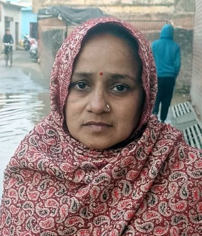 कलक्ट्रेट गेट पर शिकायत लेकर पहुंचे नगला शर्की के लोग। संवाद कलक्ट्रेट गेट पर शिकायत लेकर पहुंचे नगला शर्की के लोग। संवाद