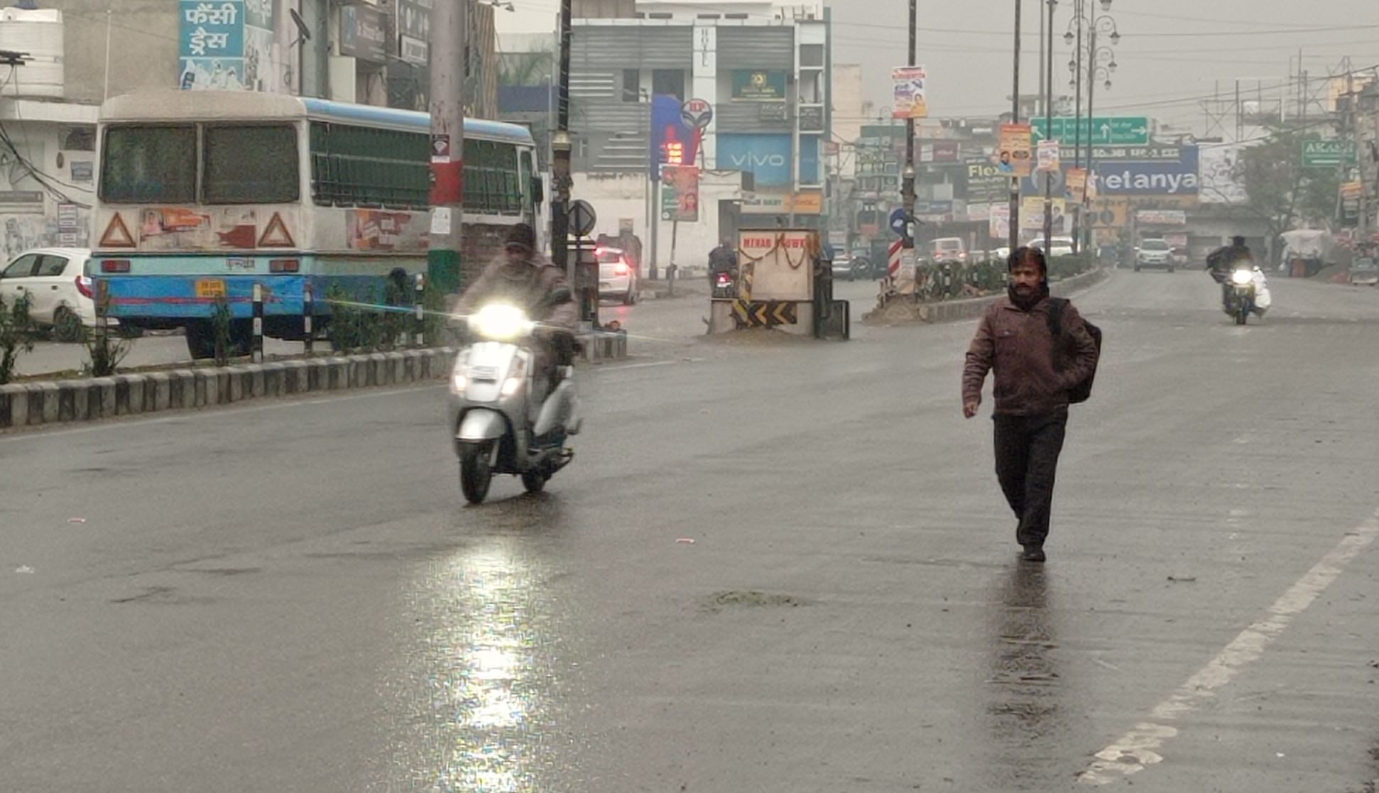 कुरुक्षेत्र। सुबह के समय हुई बारिश के दौरान पिपली रोड पर सड़क से गुजरते वाहन। संवाद