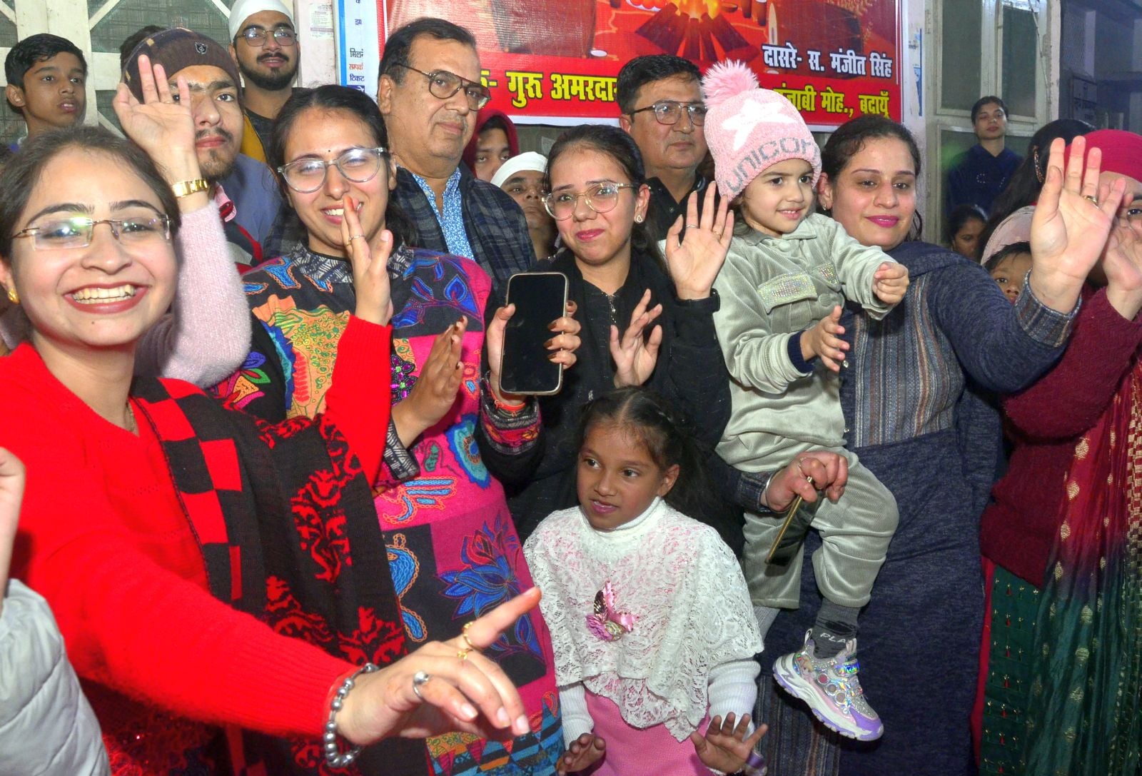 लोहड़ी के दौरान करतब दिखाते युवा। संवाद लोहड़ी के दौरान करतब दिखाते युवा। संवाद