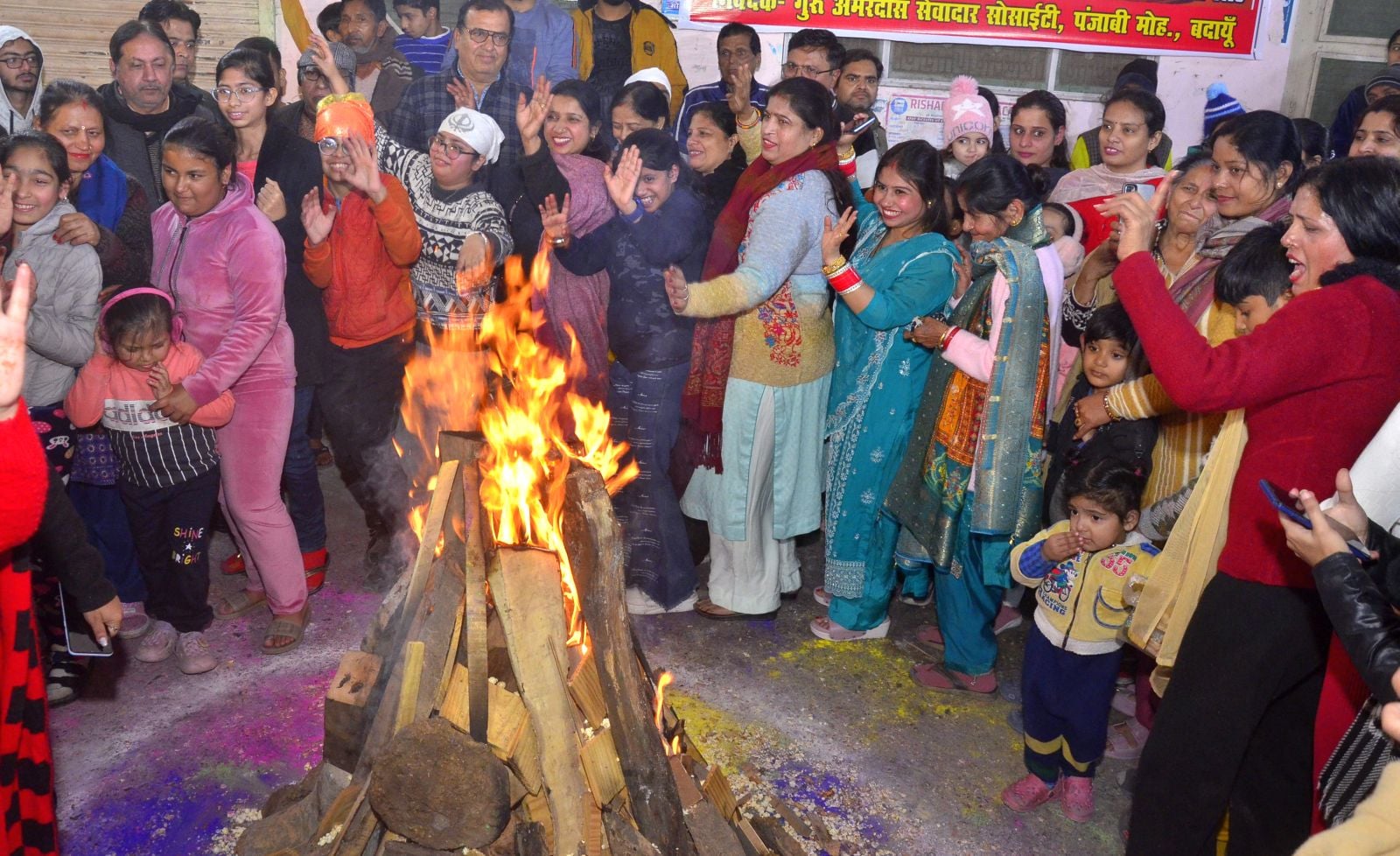 लोहड़ी के दौरान करतब दिखाते युवा। संवाद लोहड़ी के दौरान करतब दिखाते युवा। संवाद