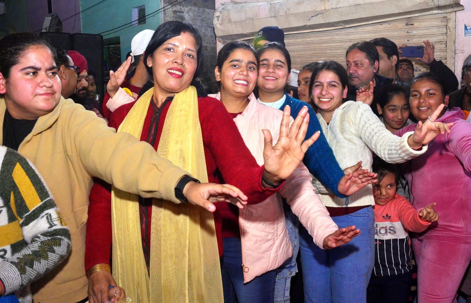 लोहड़ी के दौरान करतब दिखाते युवा। संवाद लोहड़ी के दौरान करतब दिखाते युवा। संवाद