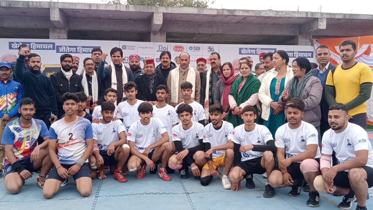 नादौन में सांसद खेल महाकुंभ के शुभारंभ पर क्रिकेटर ऋषि धवन के साथ खिलाड़ी। भाजपा।