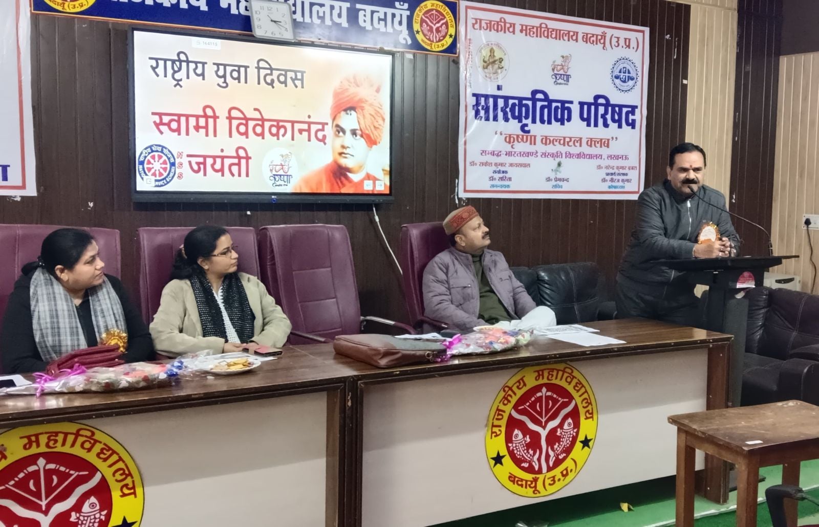 शहीद पार्क में स्वामी विवेकानंद के चित्र पर पुष्प अर्पित करते युवा मंच संगठन के कार्यकर्ता। संव शहीद पार्क में स्वामी विवेकानंद के चित्र पर पुष्प अर्पित करते युवा मंच संगठन के कार्यकर्ता। संव
