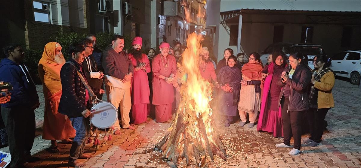 13सीटीके31..माता दरवाजा स्थित संकट मोचन मंदिर में सोमवार को लोहड़ी पर्व पर अग्नि की परिक्रमा 13सीटीके31..माता दरवाजा स्थित संकट मोचन मंदिर में सोमवार को लोहड़ी पर्व पर अग्नि की परिक्रमा