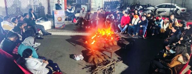 14जेएनडी06: गीत की प्रस्तुति देती गायिका। संवाद