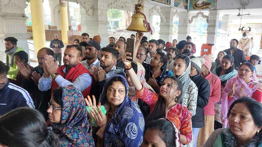 भगवान पशुपतिनाथ मंदिर गर्भगृह में पतंगों से की गई सजावट, दर्शन करने उमड़े भक्त