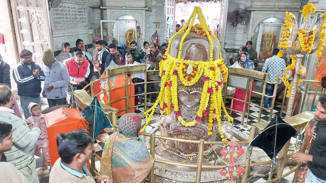 भगवान पशुपतिनाथ मंदिर गर्भगृह में पतंगों से की गई सजावट, दर्शन करने उमड़े भक्त