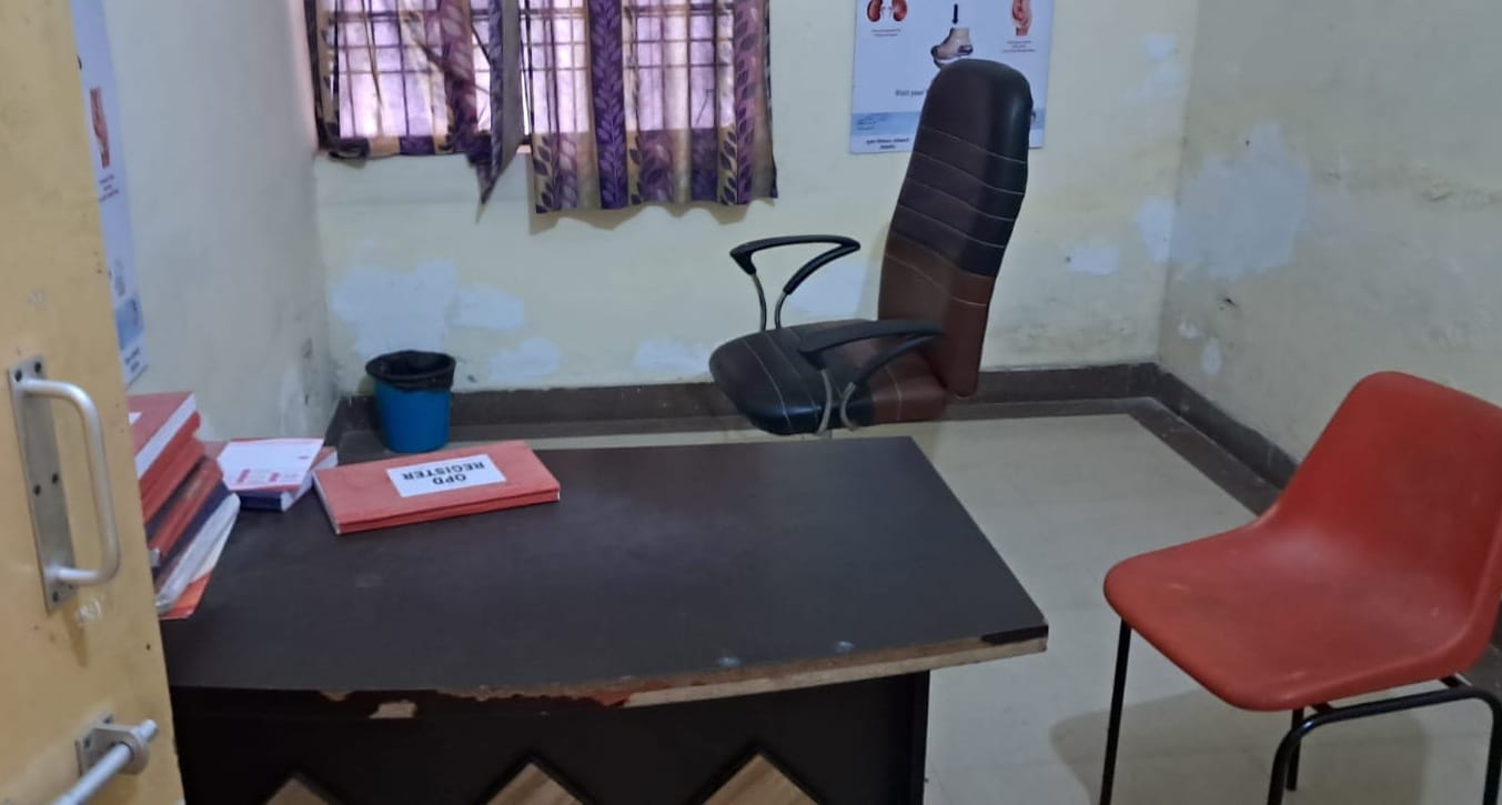 बरखेड़ा सीएचसी में खाली पड़ी चिकित्सक की कुर्सी।संवाद