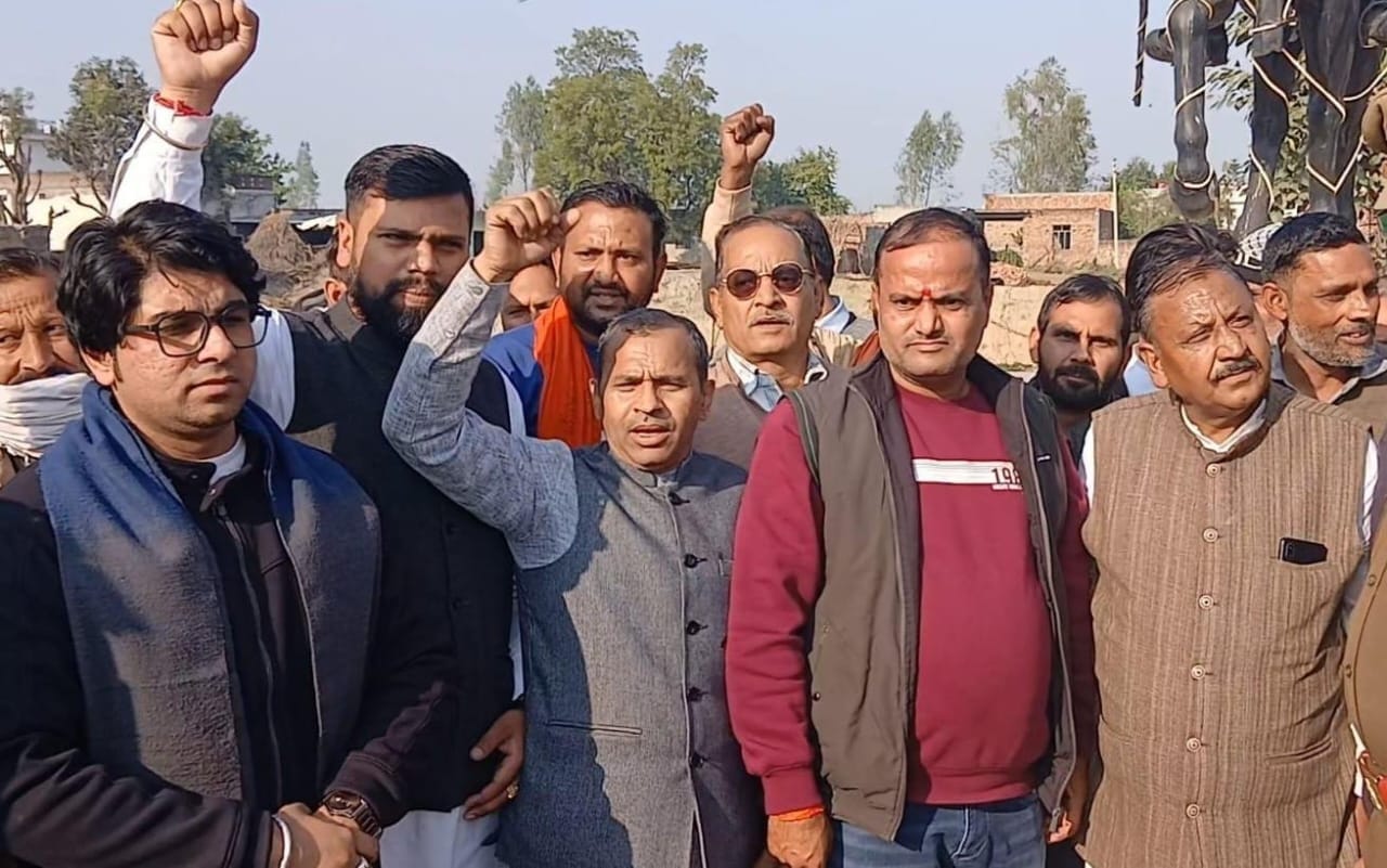 बिरालसी में प्रदर्शन करते हिंदू संगठन के कार्यकर्ता: संवाद बिरालसी में प्रदर्शन करते हिंदू संगठन के कार्यकर्ता: संवाद