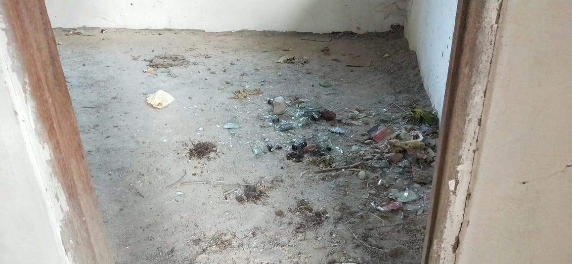 ग्राम पंचायत ताल के अंतर्गत बना पटवारखाना जिसमें पड़ी बोतलें। स्रोत : संवाद