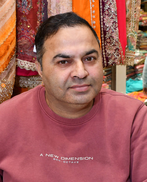 हमीरपुर में कपड़ा व्यापारियों की दुकानों में उमड़ी भीड़। स्रोत : संवाद हमीरपुर में कपड़ा व्यापारियों की दुकानों में उमड़ी भीड़। स्रोत : संवाद