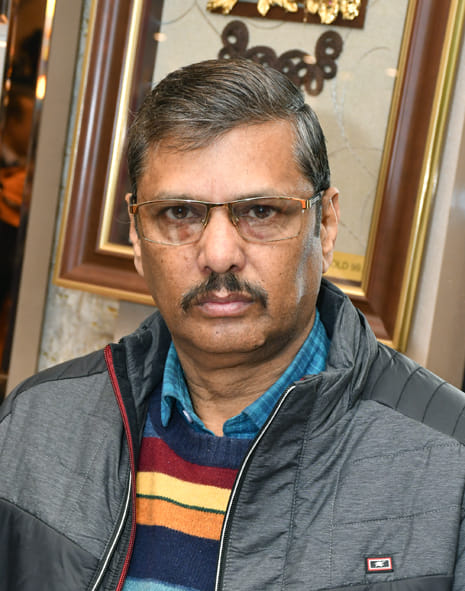 हमीरपुर में कपड़ा व्यापारियों की दुकानों में उमड़ी भीड़। स्रोत : संवाद हमीरपुर में कपड़ा व्यापारियों की दुकानों में उमड़ी भीड़। स्रोत : संवाद