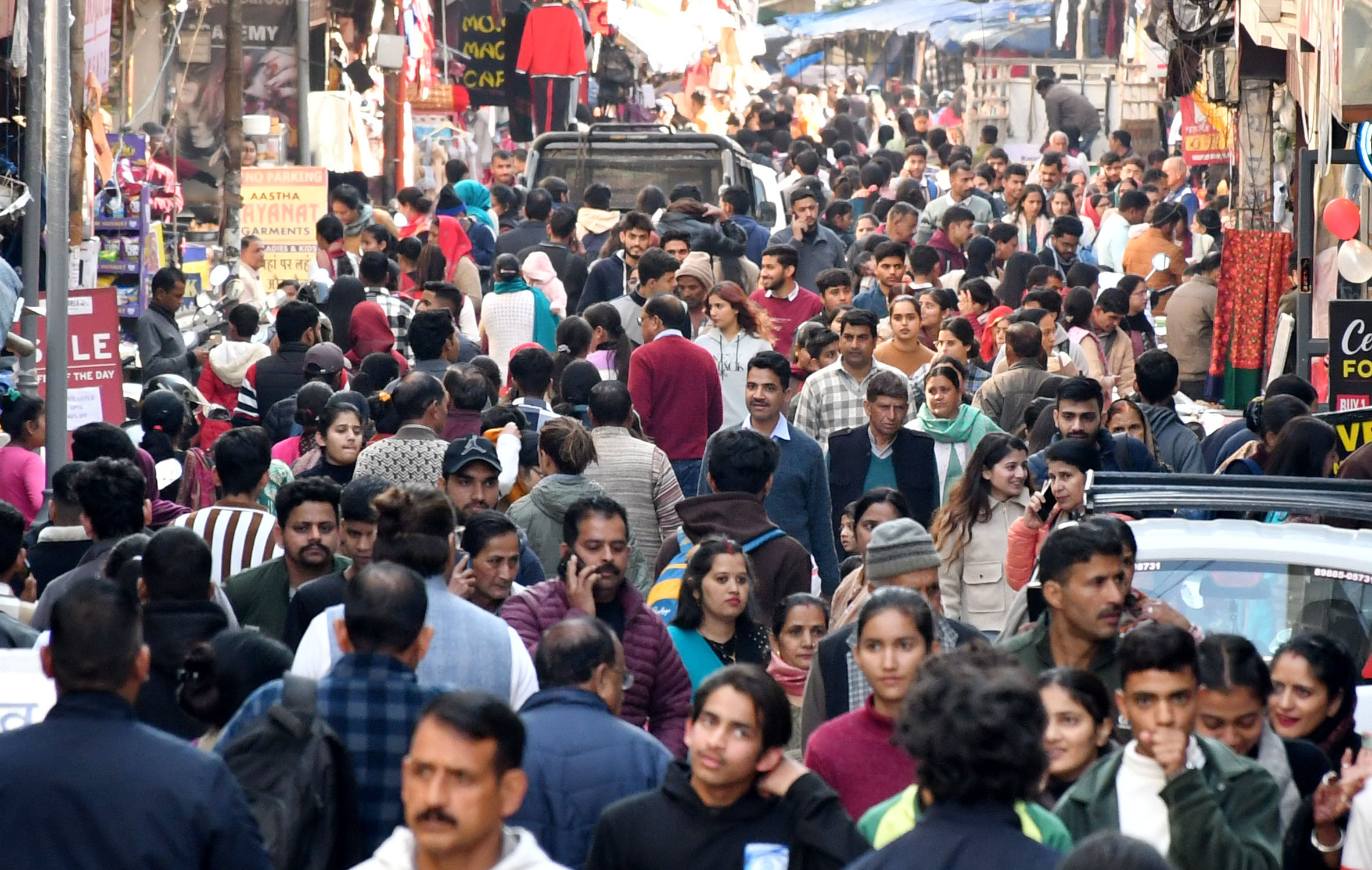 हमीरपुर में कपड़ा व्यापारियों की दुकानों में उमड़ी भीड़। स्रोत : संवाद हमीरपुर में कपड़ा व्यापारियों की दुकानों में उमड़ी भीड़। स्रोत : संवाद