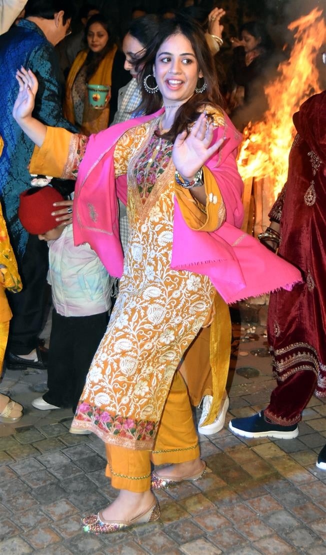 इकरार अहमद.....आर्य समाज थापर नगर में लोहड़ी उत्सव मैं डांस करती महिलाएं। इकरार अहमद.....आर्य समाज थापर नगर में लोहड़ी उत्सव मैं डांस करती महिलाएं।