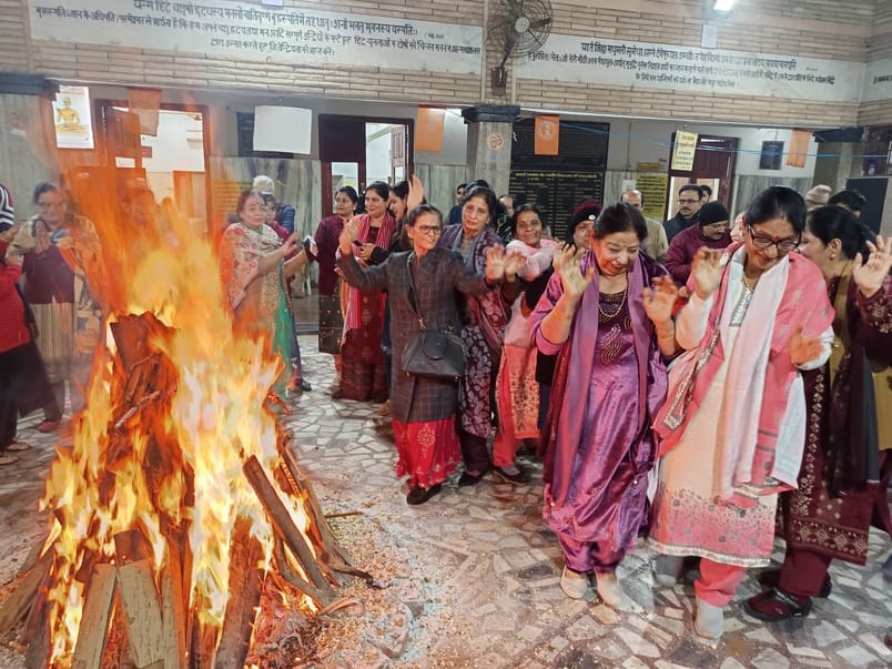 इकरार अहमद.....आर्य समाज थापर नगर में लोहड़ी उत्सव मैं डांस करती महिलाएं। इकरार अहमद.....आर्य समाज थापर नगर में लोहड़ी उत्सव मैं डांस करती महिलाएं।