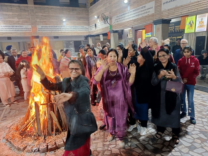 इकरार अहमद.....आर्य समाज थापर नगर में लोहड़ी उत्सव मैं डांस करती महिलाएं। इकरार अहमद.....आर्य समाज थापर नगर में लोहड़ी उत्सव मैं डांस करती महिलाएं।
