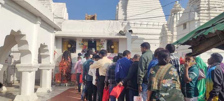 नर्मदा नदी में स्नान के पश्चात मंदिर में पूजा अर्चना करते श्रद्धालु नर्मदा नदी में स्नान के पश्चात मंदिर में पूजा अर्चना करते श्रद्धालु